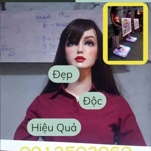 robot manocanh lắc lắc tay cầm bảng hiệu