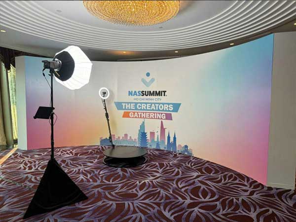 Tăng Kết Nối & Lan Tỏa Văn Hóa: Photobooth 360 Độ Cho Sự Kiện Nội Bộ Doanh Nghiệp - ĐT: 0912502060 thue buc xoay 360 photoboth