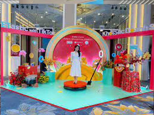 Tăng Kết Nối & Lan Tỏa Văn Hóa: Photobooth 360 Độ Cho Sự Kiện Nội Bộ Doanh Nghiệp - ĐT: 0912502060 tim y tuong thiet ke booth voi buc quay video photoboth 360 do